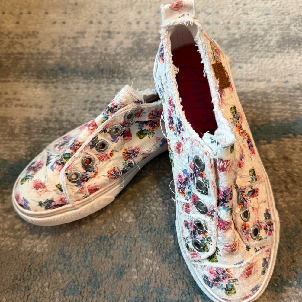 Kids Size 2 Slip-On Blowfish Malibu Slip On Sneakers
